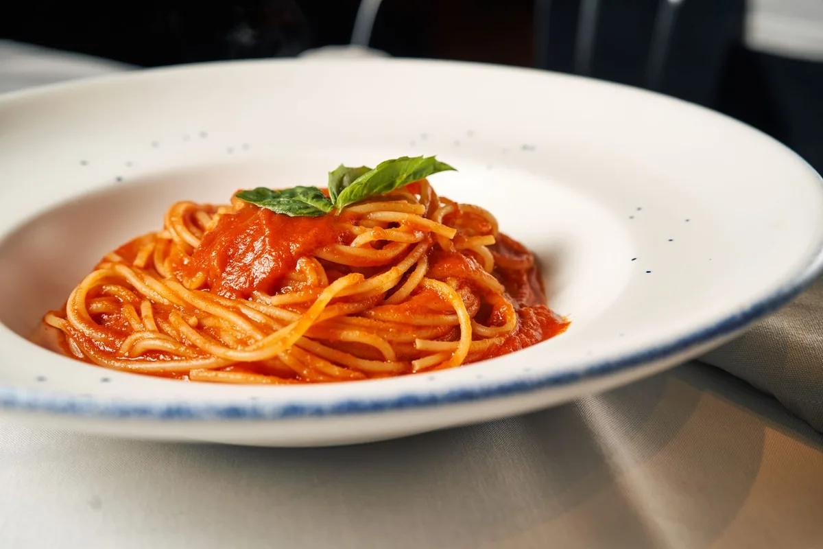 Fotografia poglądowa do przepisu: Spaghetti z pomidorami i masłem